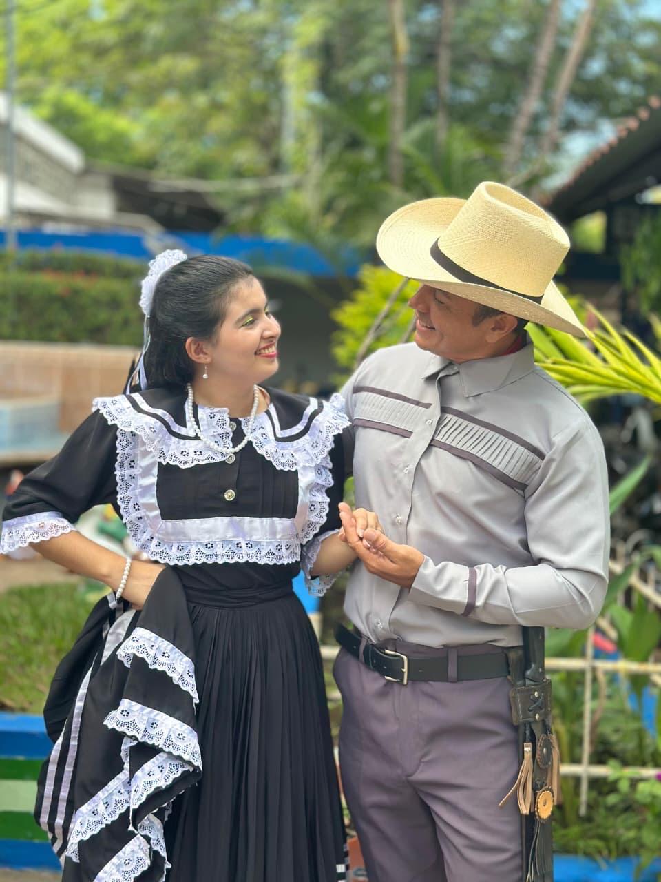 Pareja bailando danza tradicional
