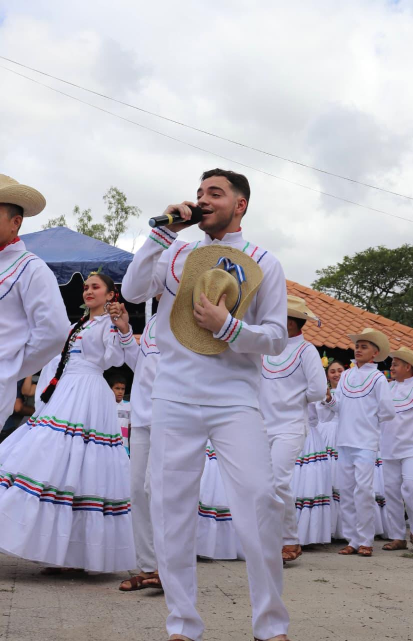 Cantante con traje tradicional