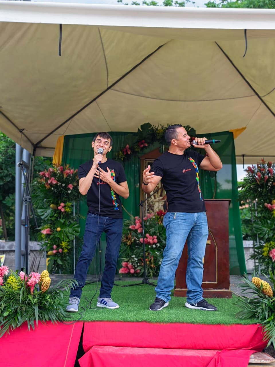 Duo de cantantes en escenario