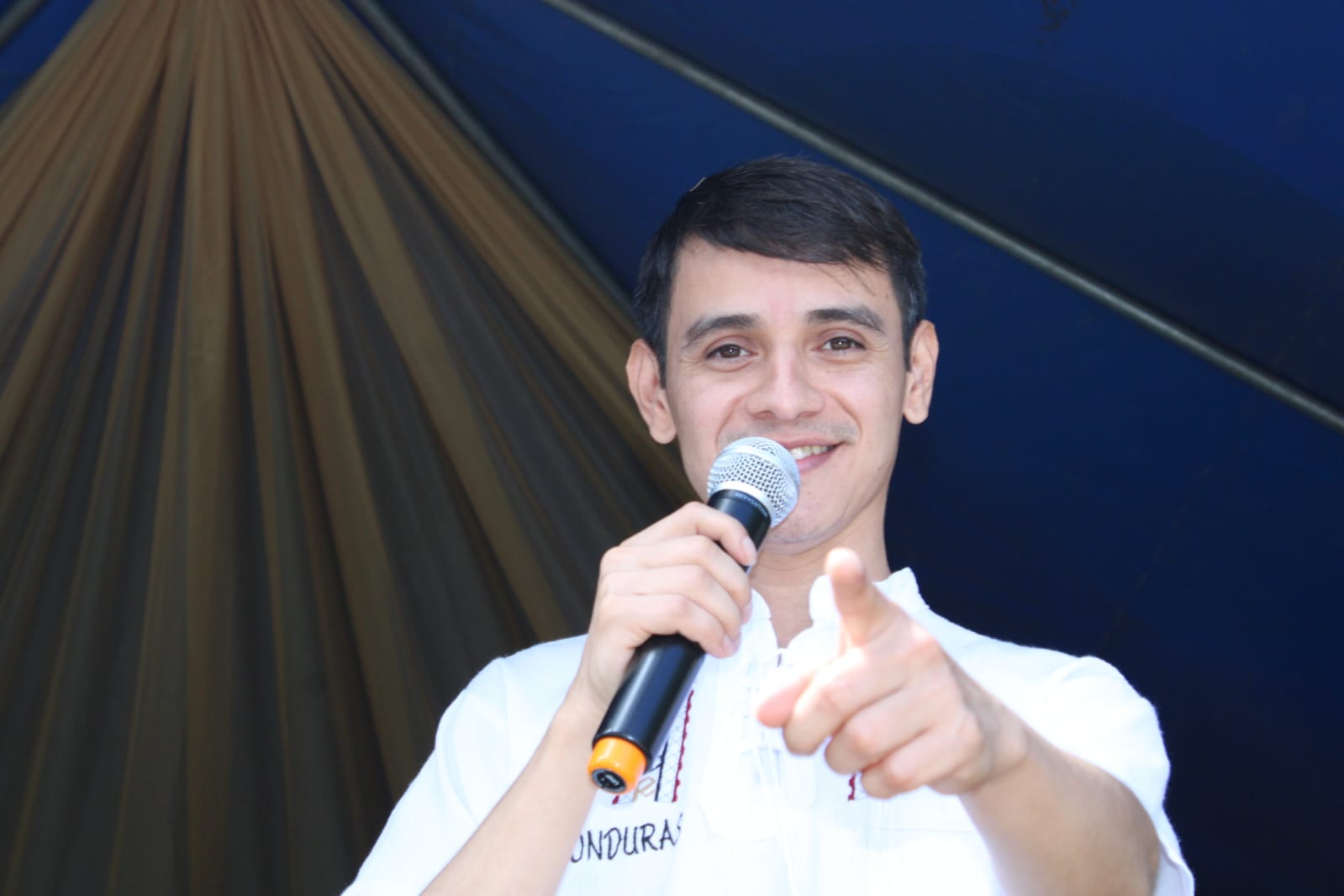 Cantante con camisa Honduras