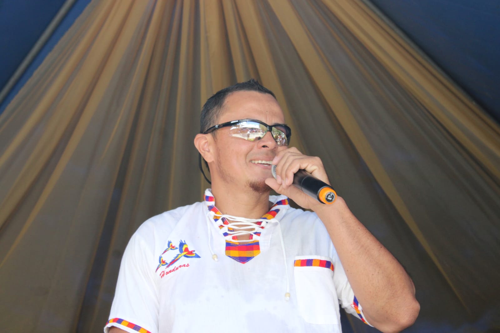 Cantante con camisa tradicional