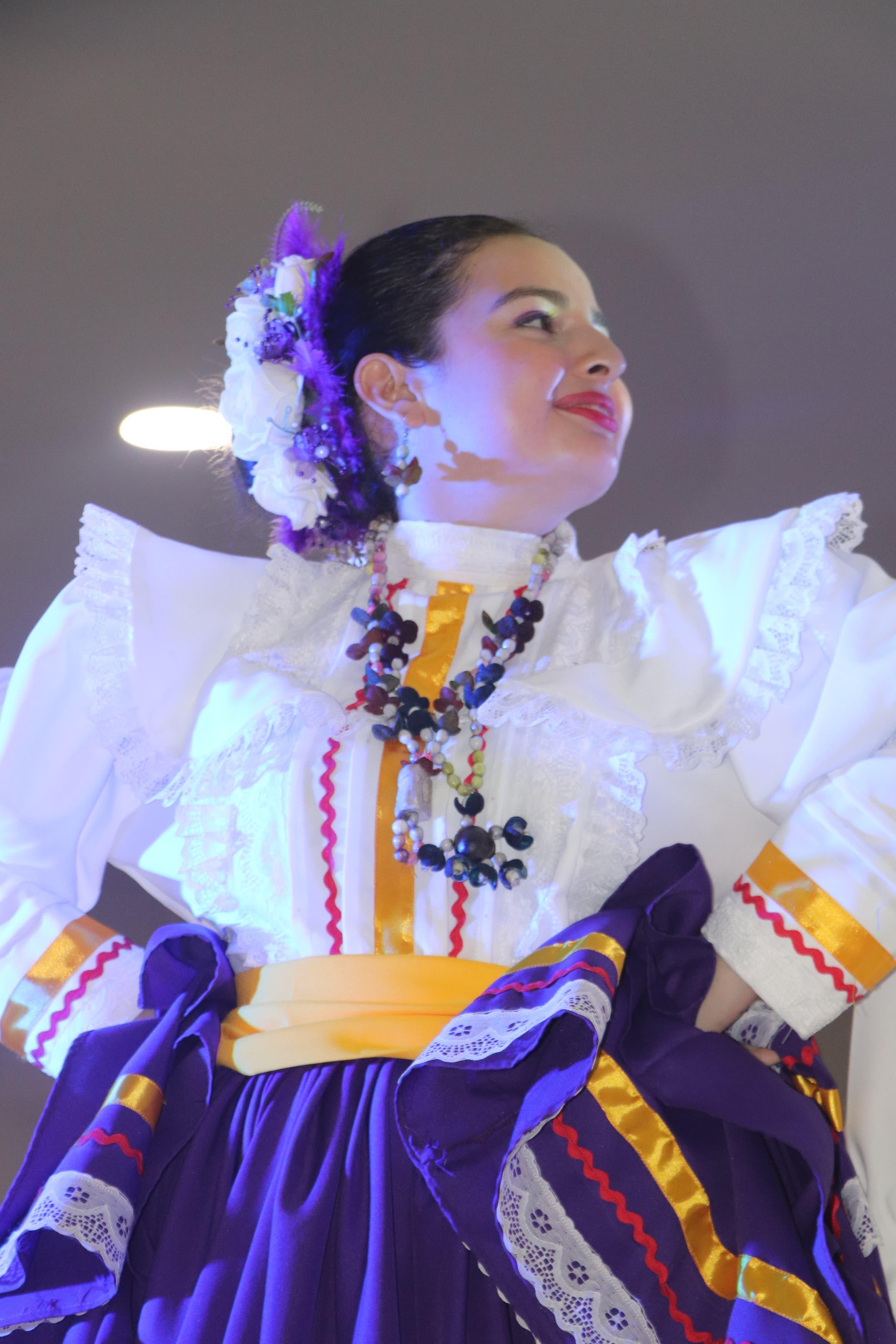 Bailarina con traje colorido