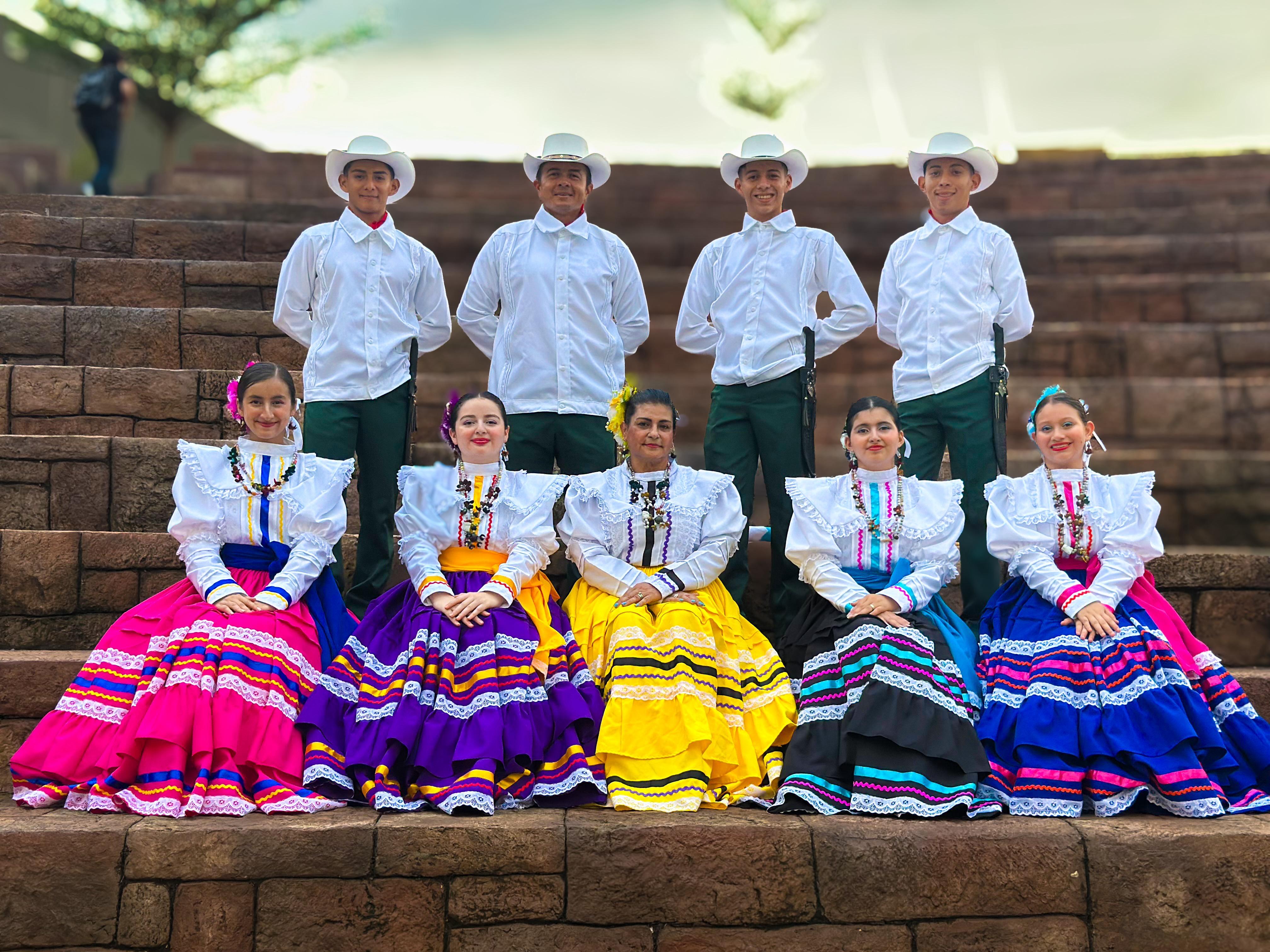 Grupo completo en gradas de piedra