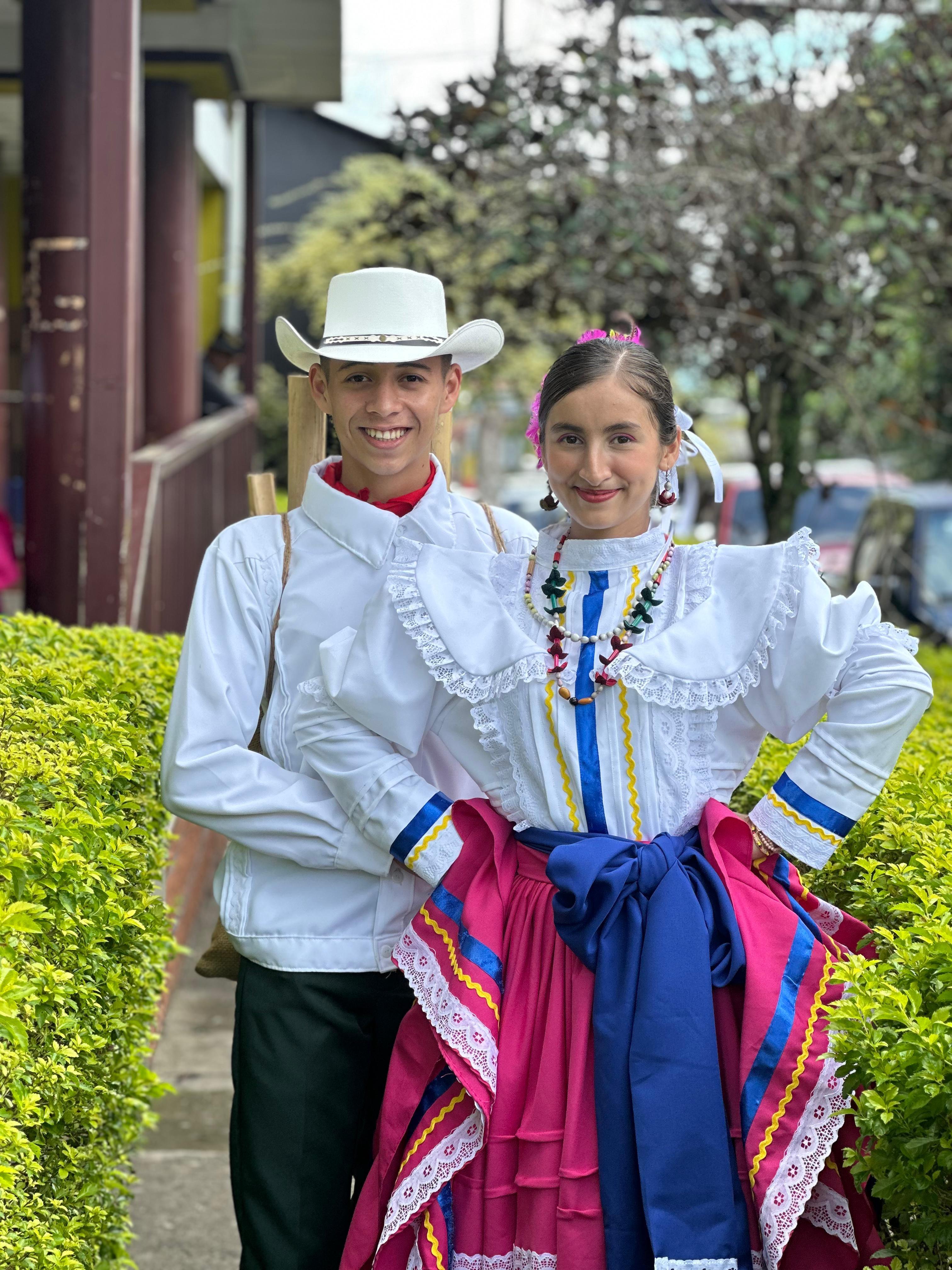 Pareja en trajes típicos