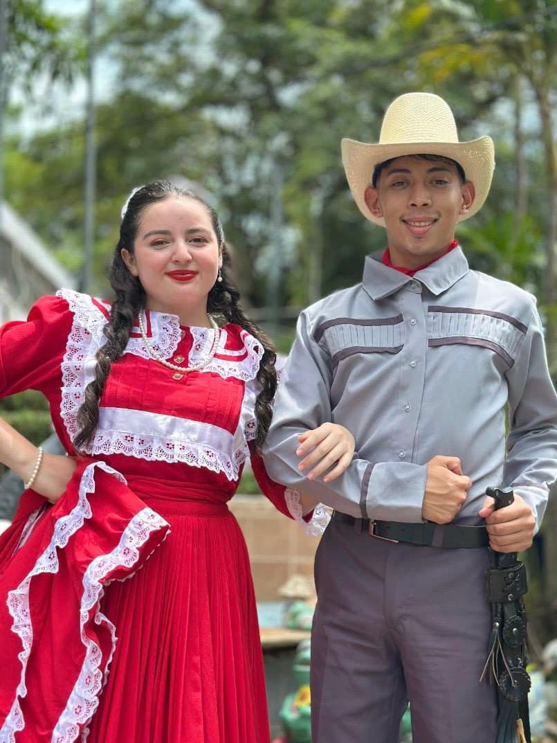 Pareja con trajes rojos