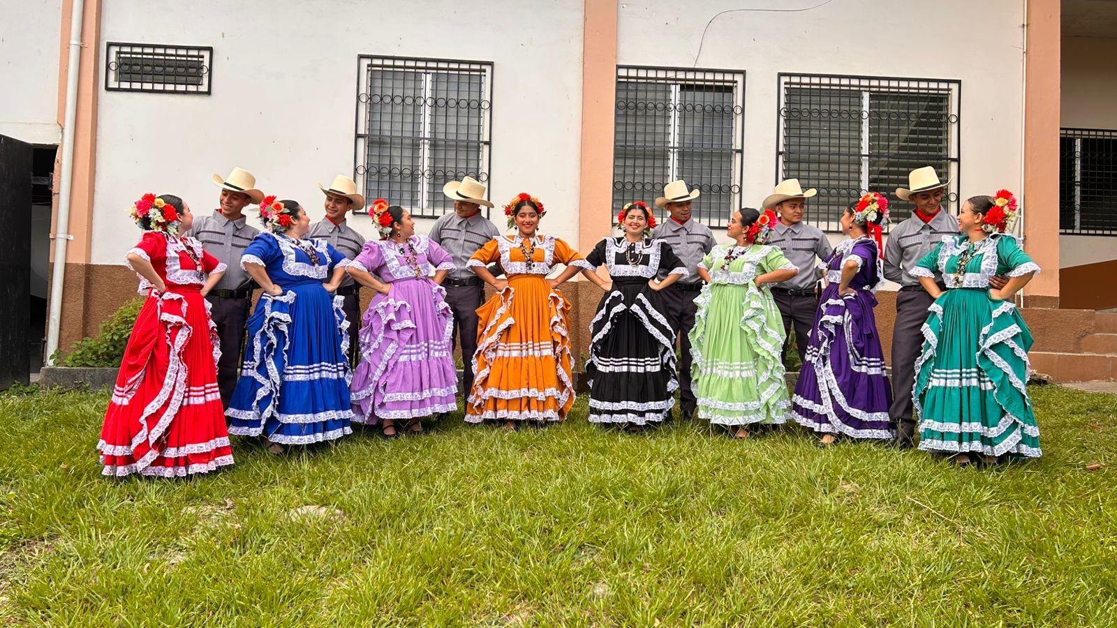 Grupo con trajes coloridos