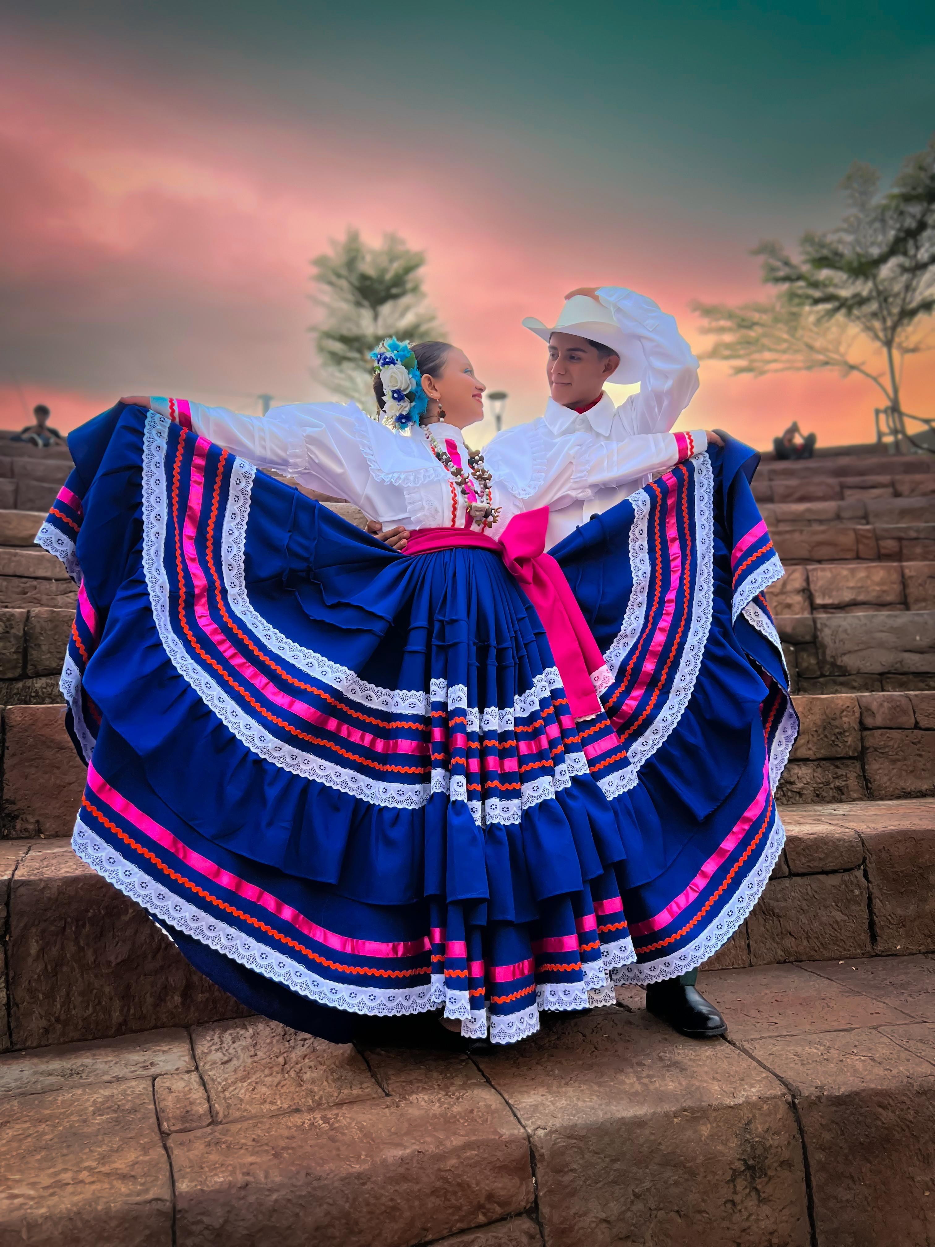Pareja bailando al atardecer